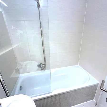 Prime - Modern 3 Bedroom Family With Parking Included & Garden Access Budapeste
