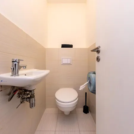 Prime - Modern 3 Bedroom Family With Parking Included & Garden Access