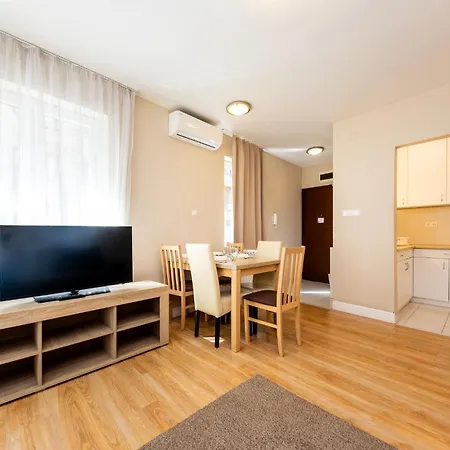 Prime - Modern 3 Bedroom Family With Parking Included & Garden Access