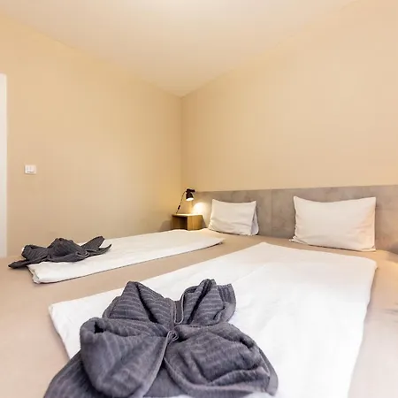 Prime - Modern 3 Bedroom Family With Parking Included & Garden Access Apartmán