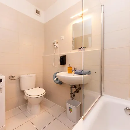 Prime - Modern 3 Bedroom Family With Parking Included & Garden Access Apartmán *