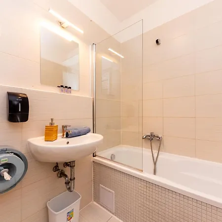 Prime - Modern 3 Bedroom Family With Parking Included & Garden Access Apartmán